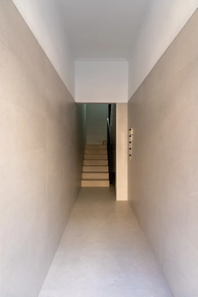 Zaguán y acceso de Villa Raval Elche