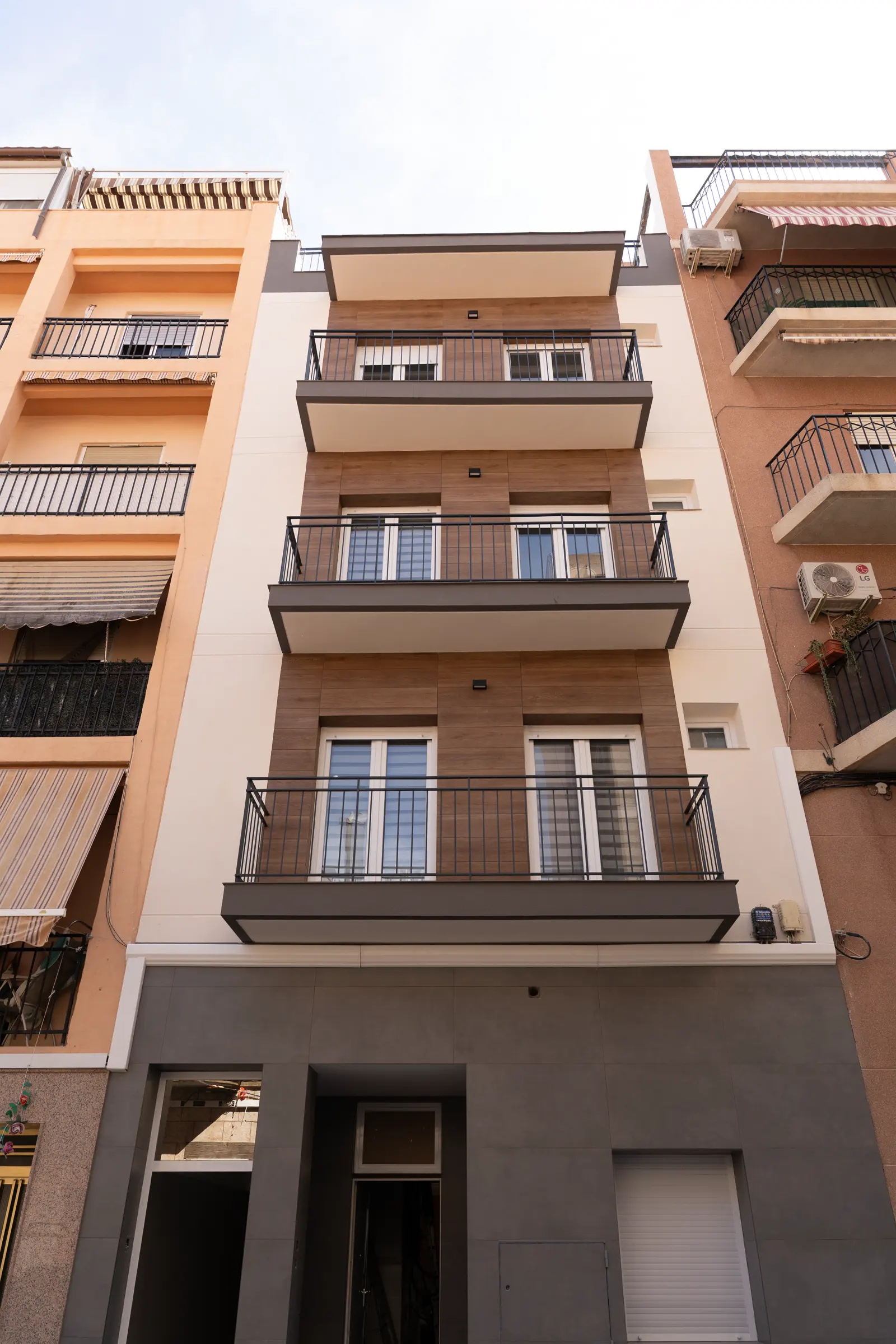 Fachada, zaguán, terraza y lavadero en Villa Raval Elche